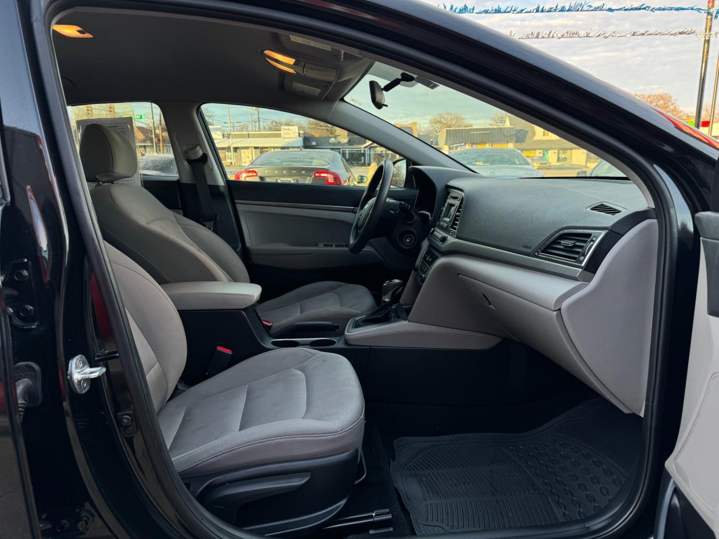 2017 BLACK /Gray HYUNDAI ELANTRA SE 4dr Sedan 6A (US) (5NPD74LF2HH) with an 2.0L I4 engine, Automatic 6-Speed transmission, located at 5900 E. Lancaster Ave., Fort Worth, TX, 76112, (817) 457-5456, 0.000000, 0.000000 - This is a 2017 Hyundai Elantra SE 4dr Sedan 6A that is in excellent condition. There are no dents or scratches. The interior is clean with no rips or tears or stains. All power windows, door locks and seats. Ice cold AC for those hot Texas summer days. It is equipped with a CD player, AM/FM radio, A - Photo#15